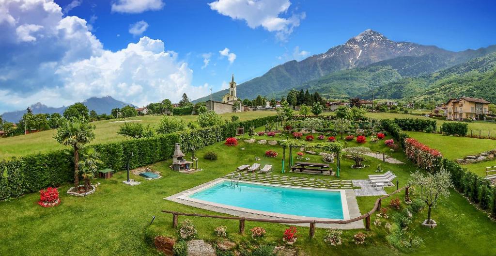 un complexe avec une piscine et une montagne dans l'établissement Villa La Corte with amazing pool and garden, à Colico