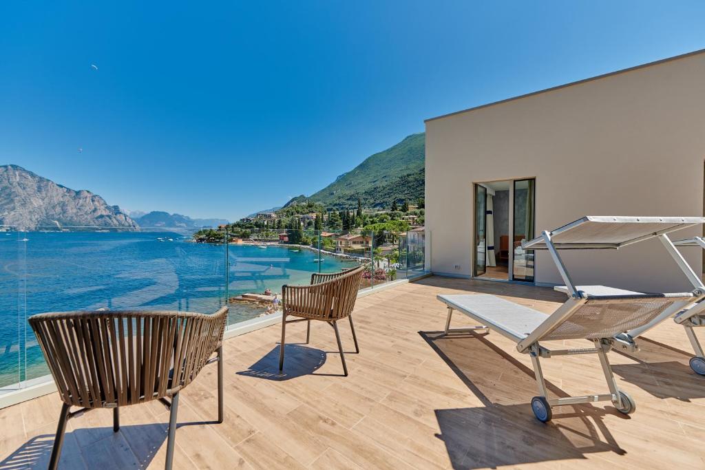 un patio avec vue sur l'océan dans l'établissement Hotel Castello Lake Front, à Malcesine