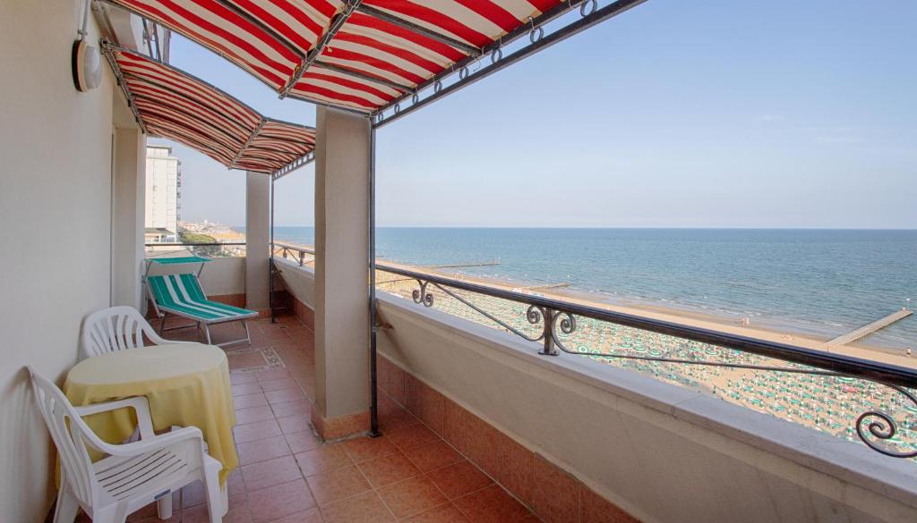 d'un balcon avec des chaises et une vue sur la plage. dans l'établissement Hotel Elpiro, à Lido di Jesolo