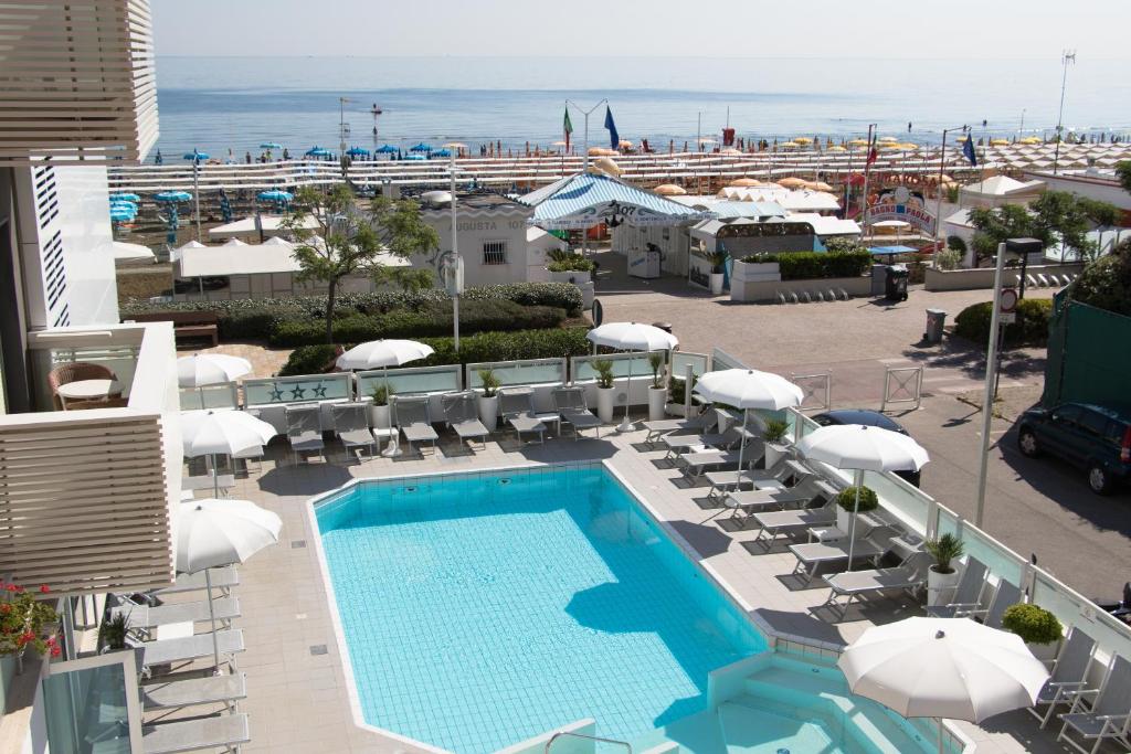 - une vue sur la piscine, les chaises et les parasols dans l'établissement Club Hotel, à Riccione