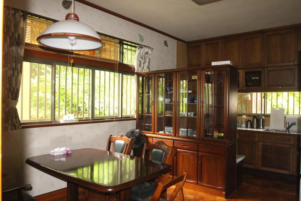 - une cuisine avec une table et quelques fenêtres dans l'établissement Kougetsu Sanso -- Moon Villa in Tokyo, à Hachioji 37 autres photos