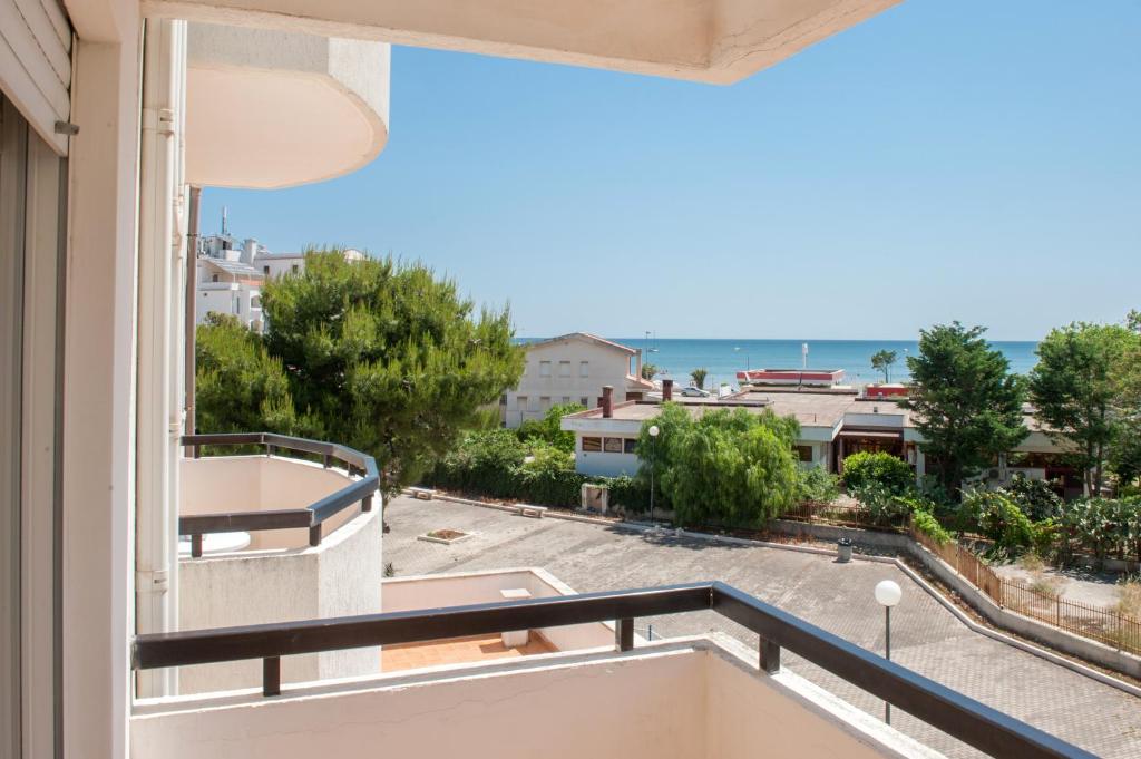 un balcon avec vue sur l'océan dans l'établissement Hotel Cristalda, à Vieste