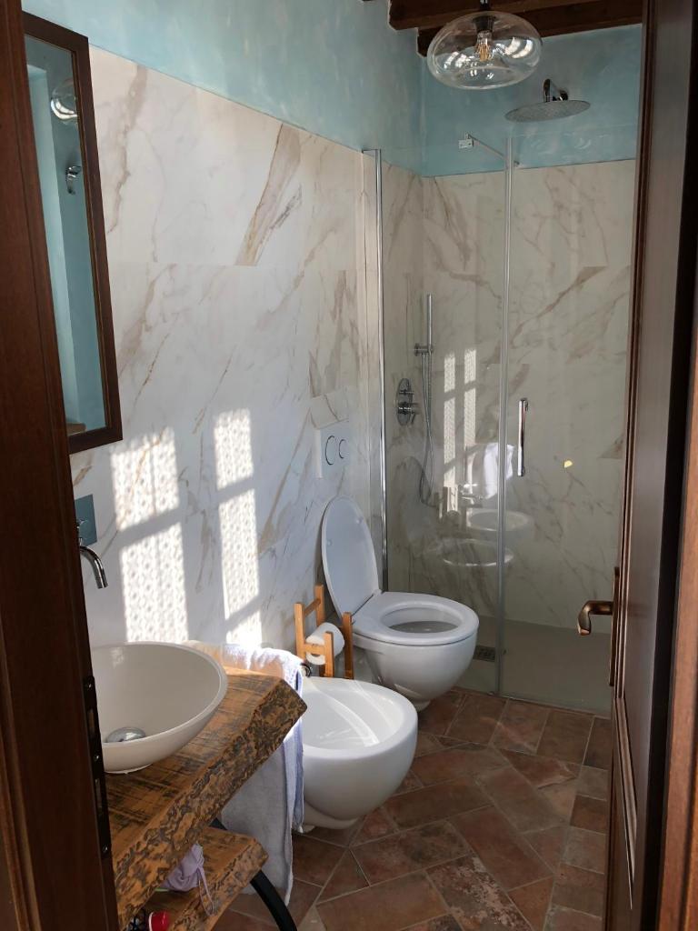 une salle de bain avec toilettes, lavabo et douche dans l'établissement Villetta Toscana - Montepulciano, à Montepulciano