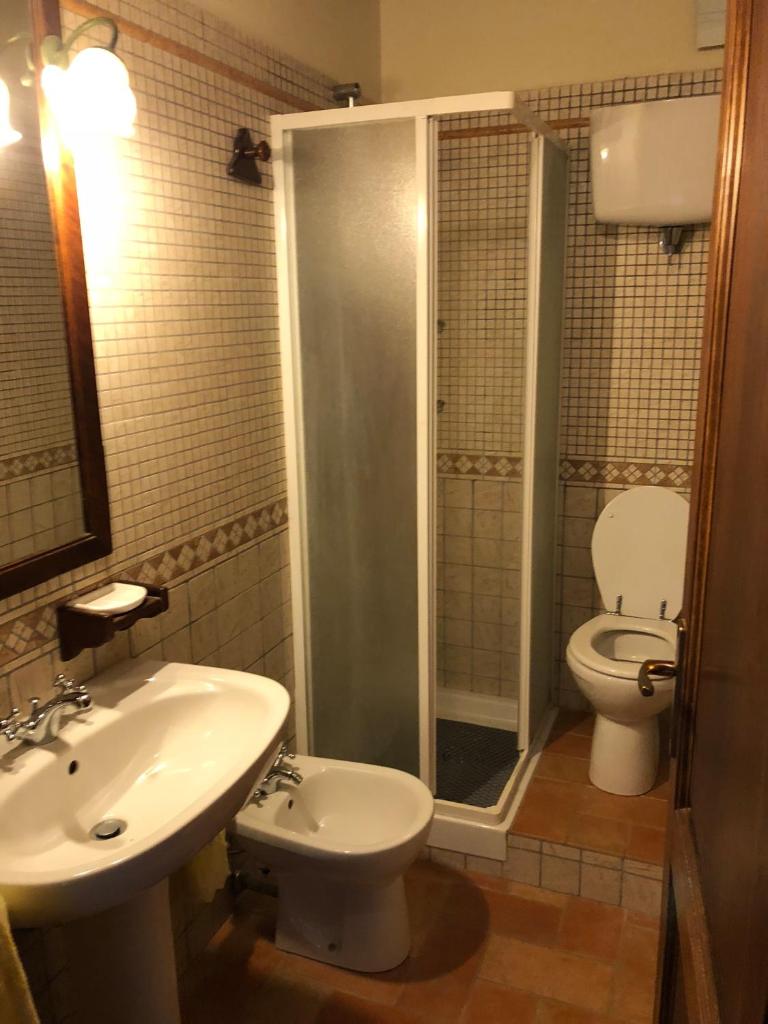 une salle de bain avec toilettes, lavabo et douche dans l'établissement Villetta Toscana - Montepulciano, à Montepulciano 31 autres photos