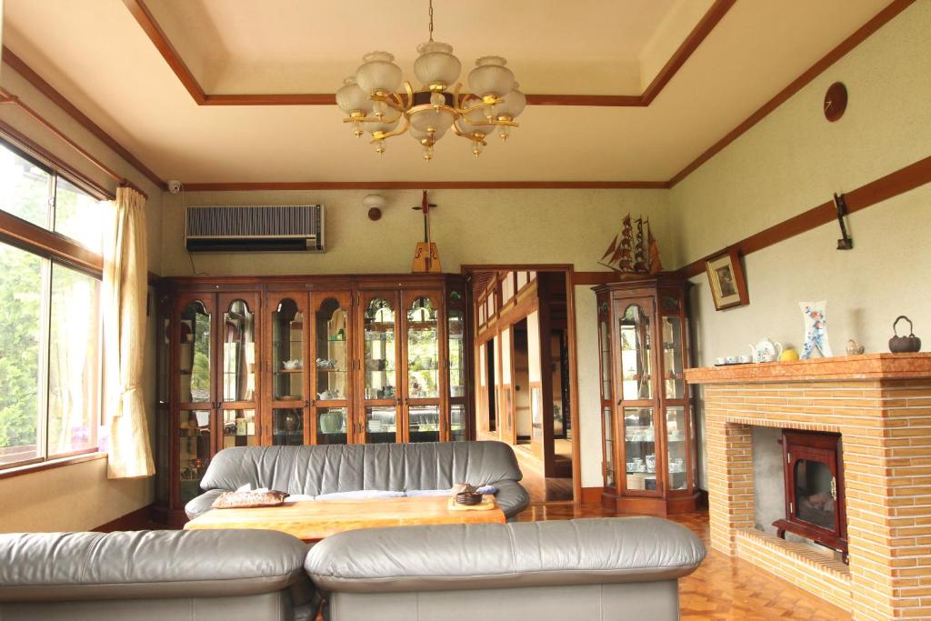 un salon avec un canapé et une cheminée dans l'établissement Kougetsu Sanso -- Moon Villa in Tokyo, à Hachioji