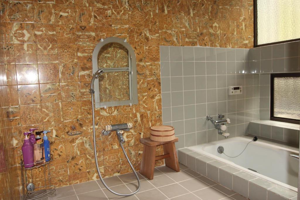 une salle de bain avec douche et baignoire dans l'établissement Kougetsu Sanso -- Moon Villa in Tokyo, à Hachioji
