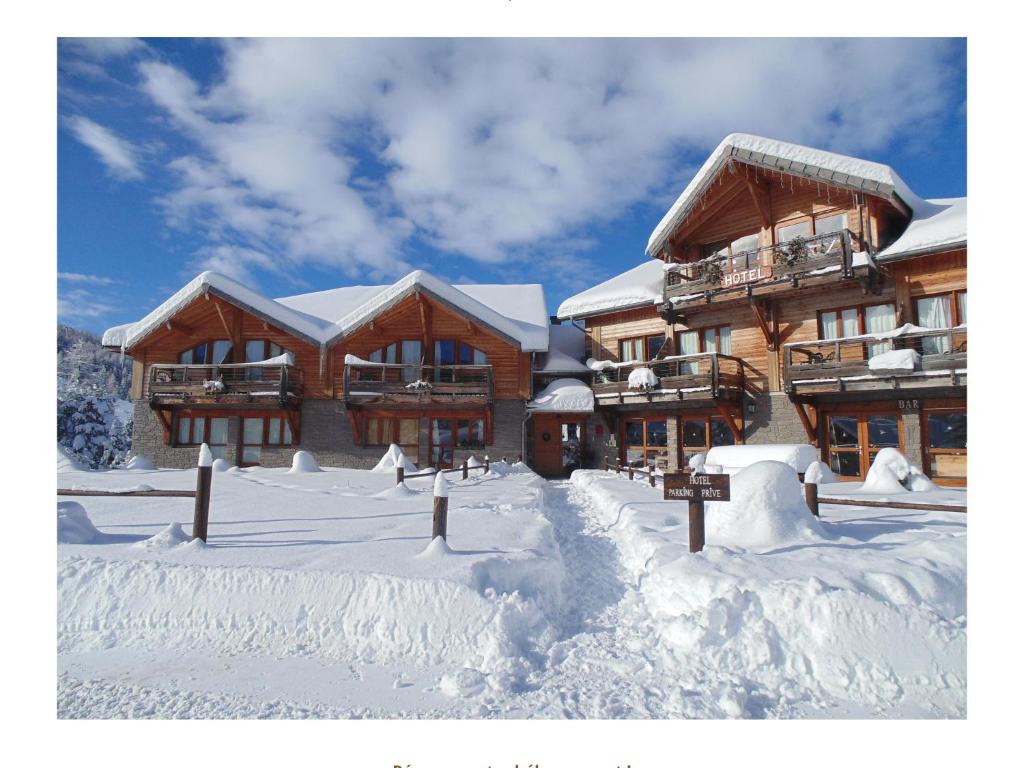 un lodge dans la neige avec beaucoup de neige dans l'établissement SUNWEB Hotel L'Ecrin des Neiges, à La Joue du Loup