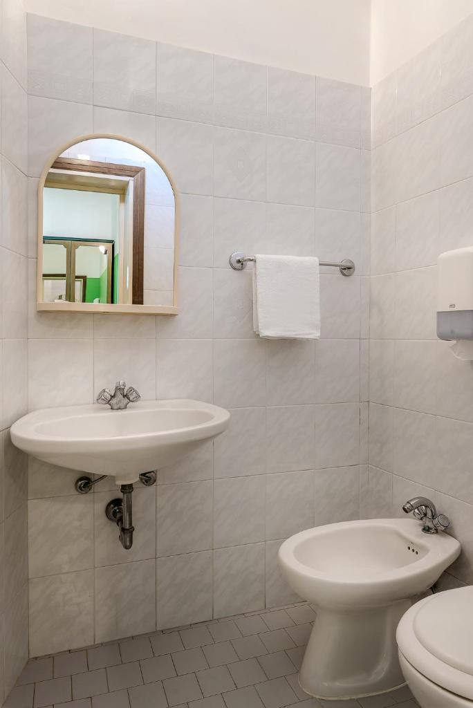 une salle de bain blanche avec un lavabo et des toilettes dans l'établissement Hotel T Depandance, à Rimini
