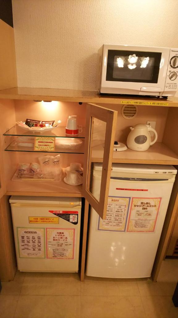 La petite cuisine est équipée d'un réfrigérateur et d'un four micro-ondes. dans l'établissement Hotel Essor (Adult Only), à Nara