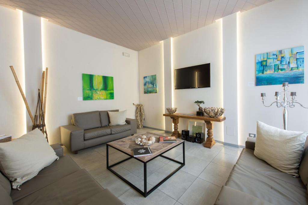 un salon avec un canapé et une table dans l'établissement Hotel Helvetia, à Lido di Jesolo