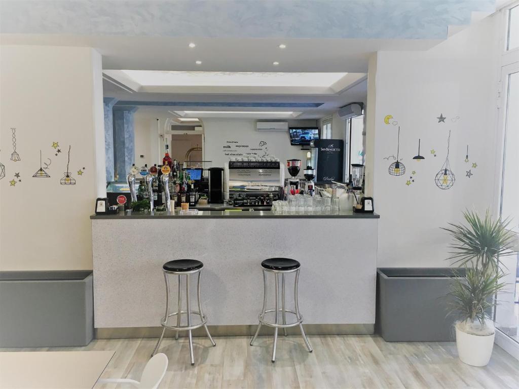 un bar dans un restaurant avec deux tabourets dans l'établissement Hotel Al Mare, à Lido di Jesolo