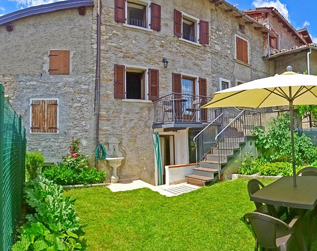 Casa del Borgo Pregasio Garden and view by Gardadomusmea 1