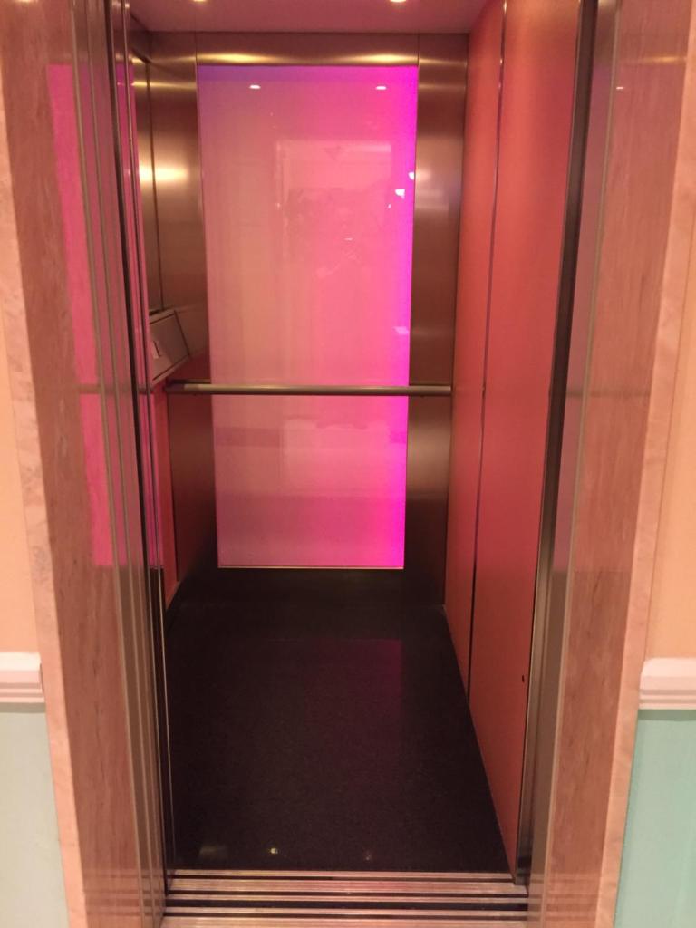 un réfrigérateur vide avec des lumières roses et violettes dans l'établissement Hotel Erika, à Caorle 71 autres photos