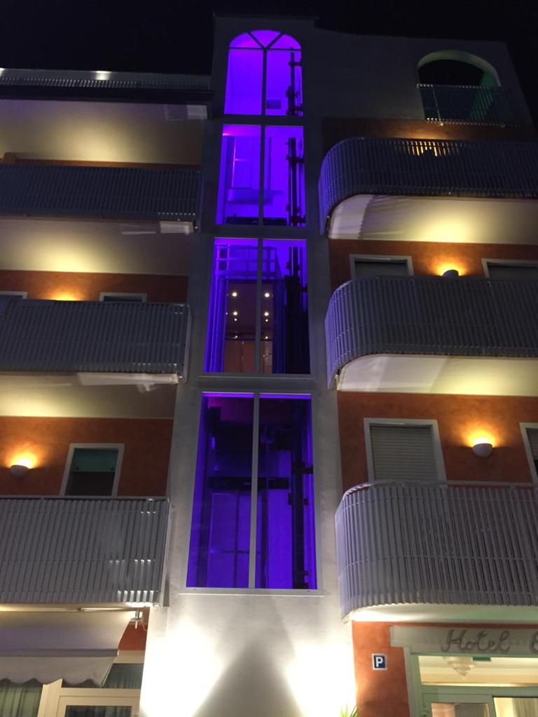 - un bâtiment avec des lumières violettes la nuit dans l'établissement Hotel Erika, à Caorle