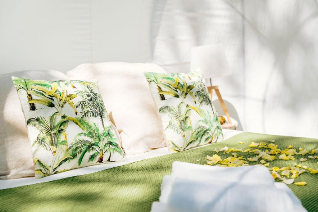 - 2 oreillers sur un lit avec une table et des fleurs dans l'établissement Somn'en Bulle, à Najac 37 autres photos