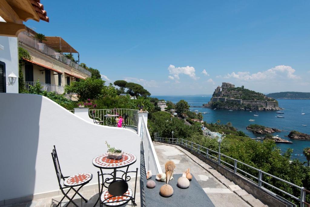 un balcon avec vue sur l'océan dans l'établissement Hotel Giardino Delle Ninfe E La Fenice, à Ischia
