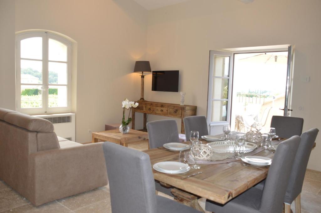 une salle à manger avec une table et des chaises dans l'établissement Les Gîtes Du Clos D'Olea, à Oppède