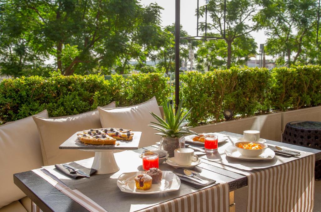 - une table avec un plateau de nourriture sur la terrasse dans l'établissement Hotel Lungomare, à Riccione