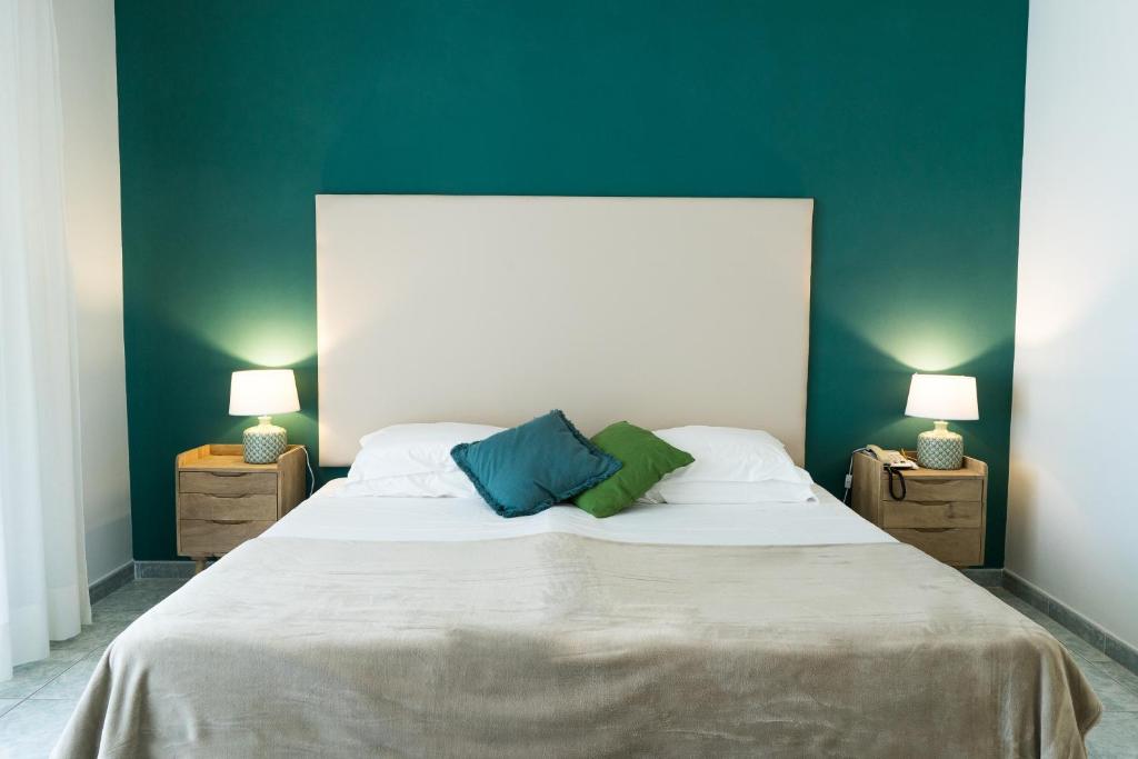 une chambre avec un grand lit blanc avec deux lampes dans l'établissement Smy Civico Zero, à Tarquinia