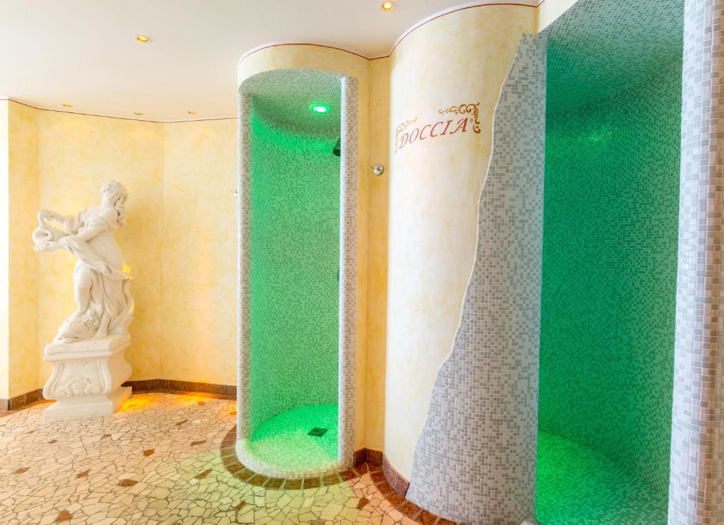 Cette chambre est dotée d'un sol vert et d'une statue. dans l'établissement Luxor e Cairo The Beach Resort, à Lido di Jesolo