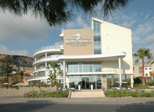 un bâtiment avec une enseigne sur la façade dans l'établissement Mediterraneo Palace Hotel, à Amantea