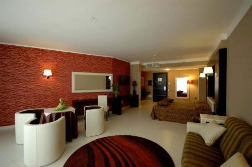 un salon avec un canapé et une table dans une pièce dans l'établissement Mediterraneo Palace Hotel, à Amantea