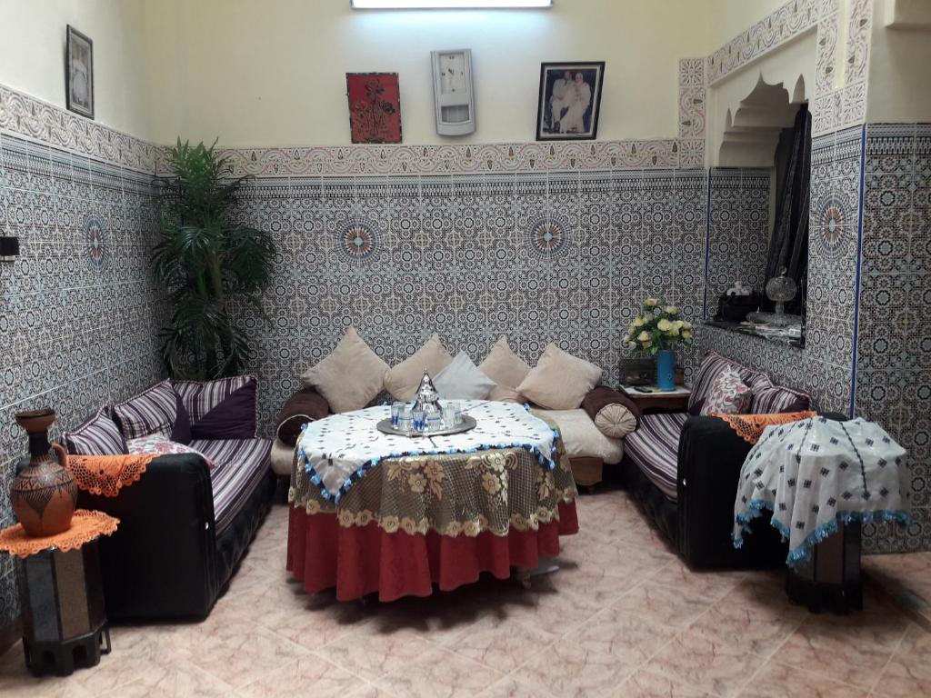Coin salon dans l'établissement Riad Elkorchi