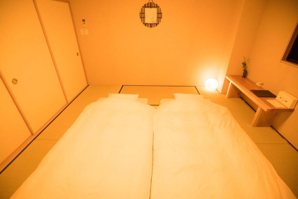 une chambre avec un lit au milieu d'une pièce dans l'établissement Hotel Yu-shu, à Osaka 17 autres photos