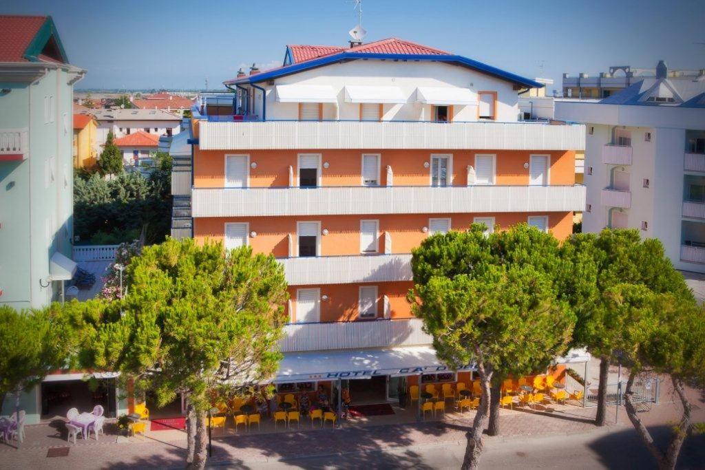 un grand bâtiment avec des arbres devant dans l'établissement Hotel Ca' D'Oro, à Caorle