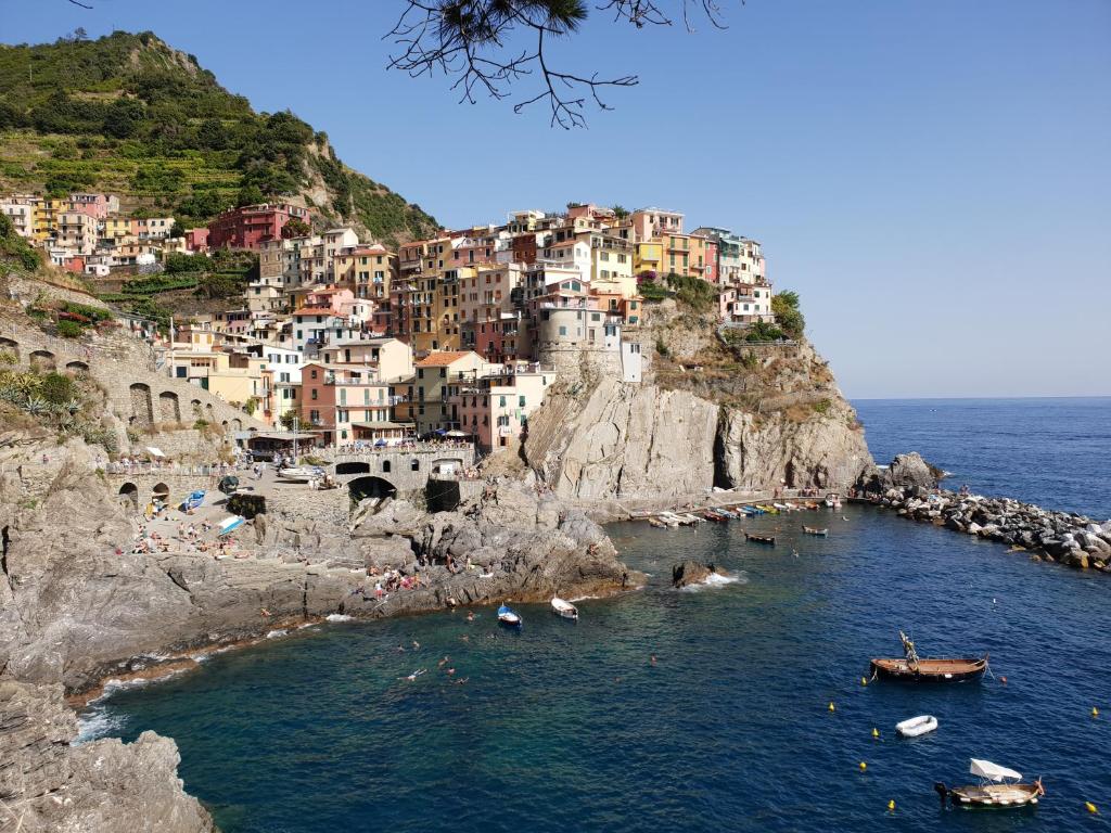 un groupe de personnes dans l'eau sur une plage dans l'établissement Villa Mara, à Riccò del Golfo di Spezia
