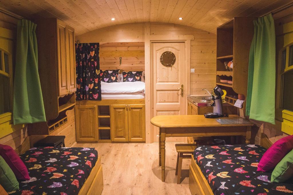 Cette petite chambre comprend un lit et une table. dans l'établissement L'Escale des Châteaux de la Loire, à Angé