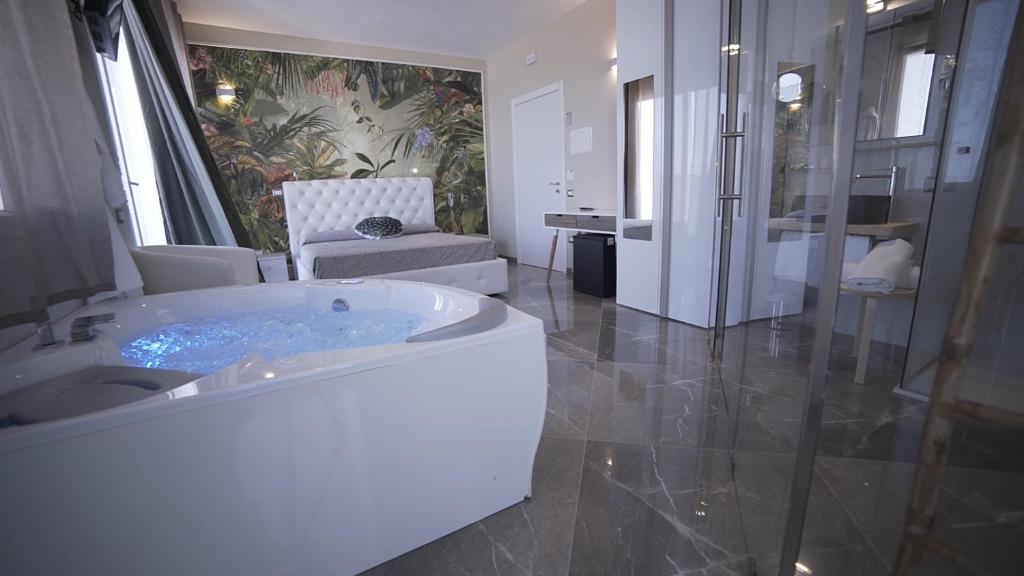 - une grande salle de bains avec baignoire au milieu d'une pièce dans l'établissement Hotel Royal - Beauty & Spa, à Porto Cesareo