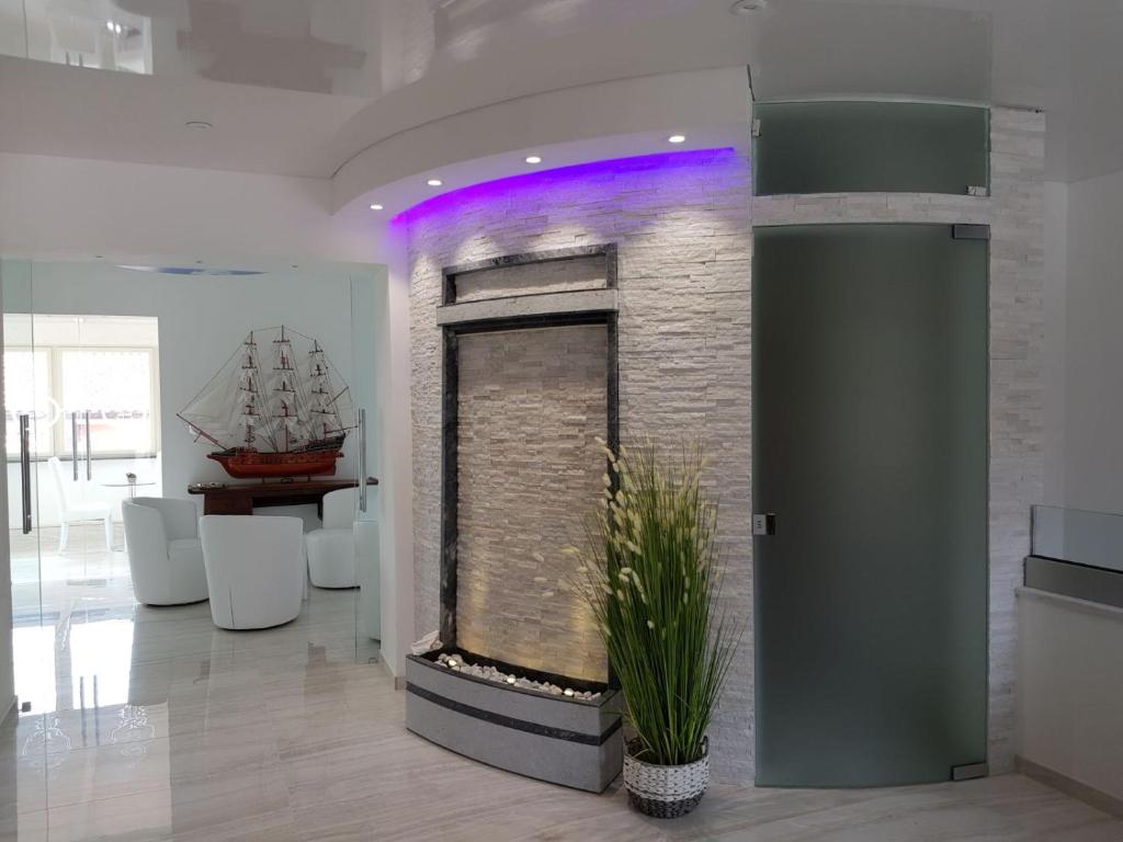 Cette chambre dispose d'une grande fenêtre avec des lumières violettes. dans l'établissement Hotel Ristorante Borgo La Tana, à Maratea 175 autres photos