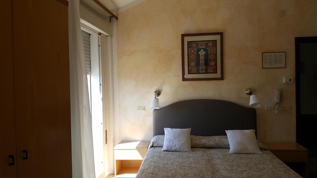 une chambre avec un lit avec deux oreillers dessus dans l'établissement Hotel Marietta, à Caorle 34 autres photos
