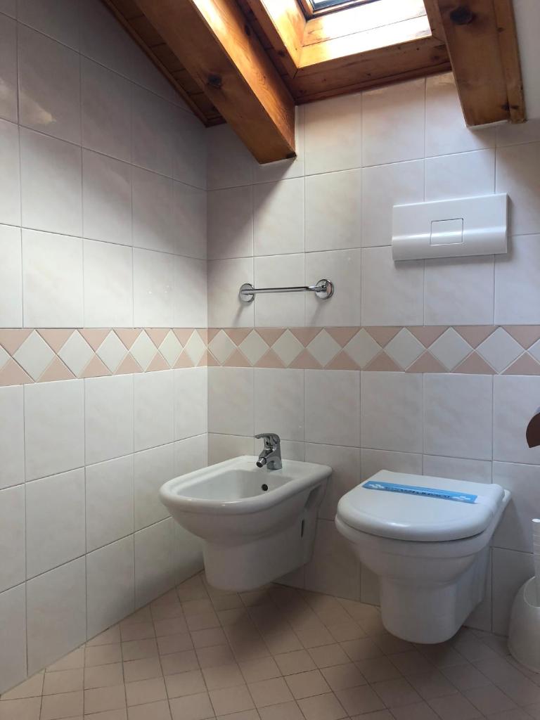 une salle de bain avec toilettes et lavabo dans l'établissement Residence Moresco, à Lido di Jesolo