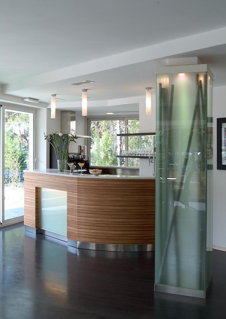 une cuisine avec un comptoir dans une pièce dans l'établissement Hotel Anapaya, à Lignano Sabbiadoro 78 autres photos