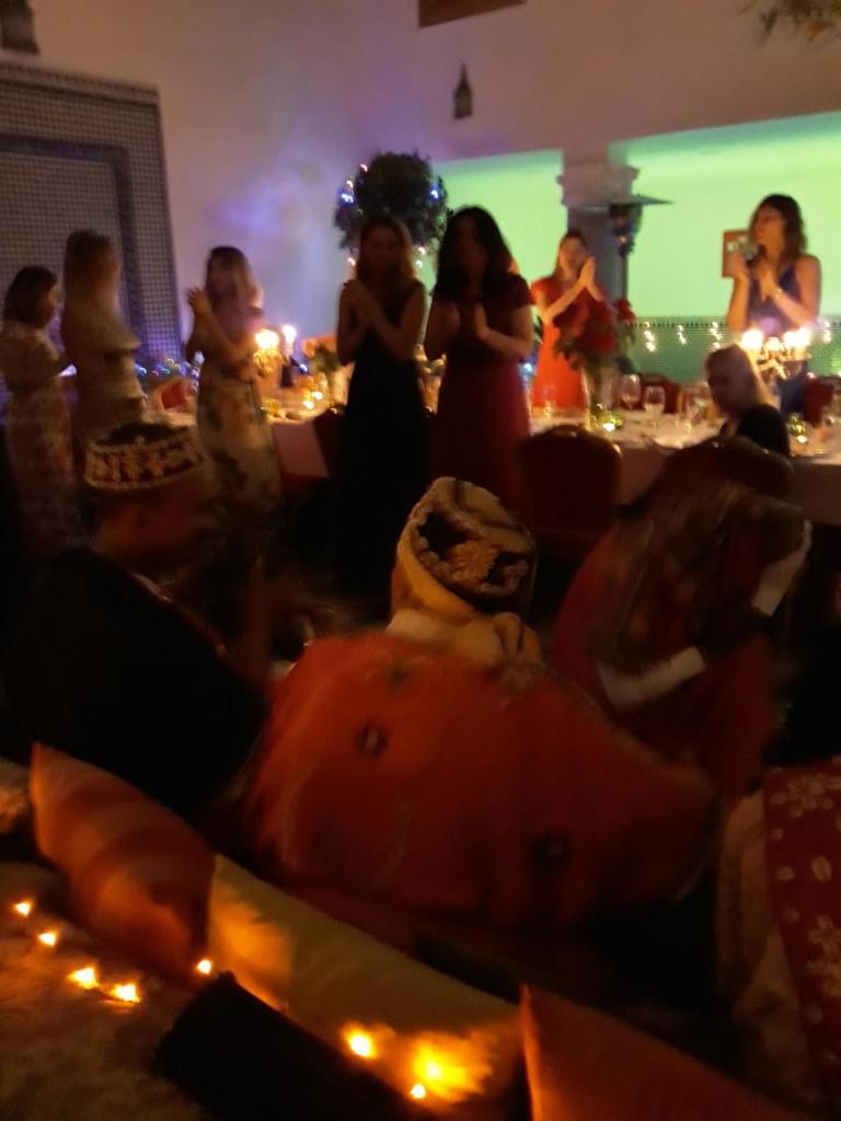 Un groupe de personnes à une fête avec des lumières dans l'établissement Riad Amor - Suite & Spa, à Fès 37 autres photos