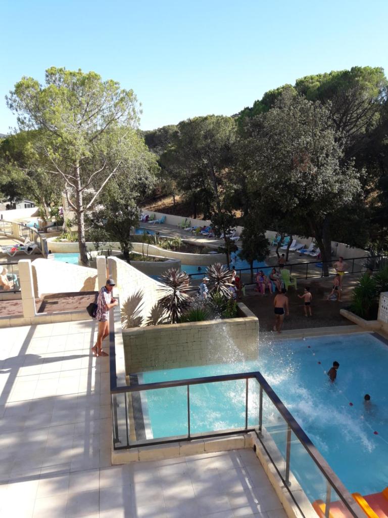 - une piscine avec des personnes au bord de l'eau dans l'établissement Mobil home florida - camping les cigales - 5 étoiles, au Muy