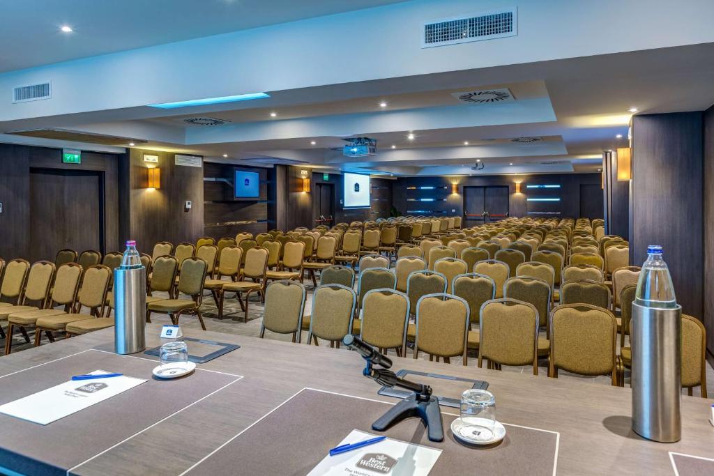 une salle de conférence avec des rangées de chaises et de tables dans l'établissement Best Western Plus Hotel Perla Del Porto, à Catanzaro Lido