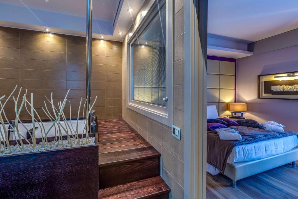 une chambre avec un lit et une douche à l'italienne dans l'établissement Best Western Plus Hotel Perla Del Porto, à Catanzaro Lido 274 autres photos