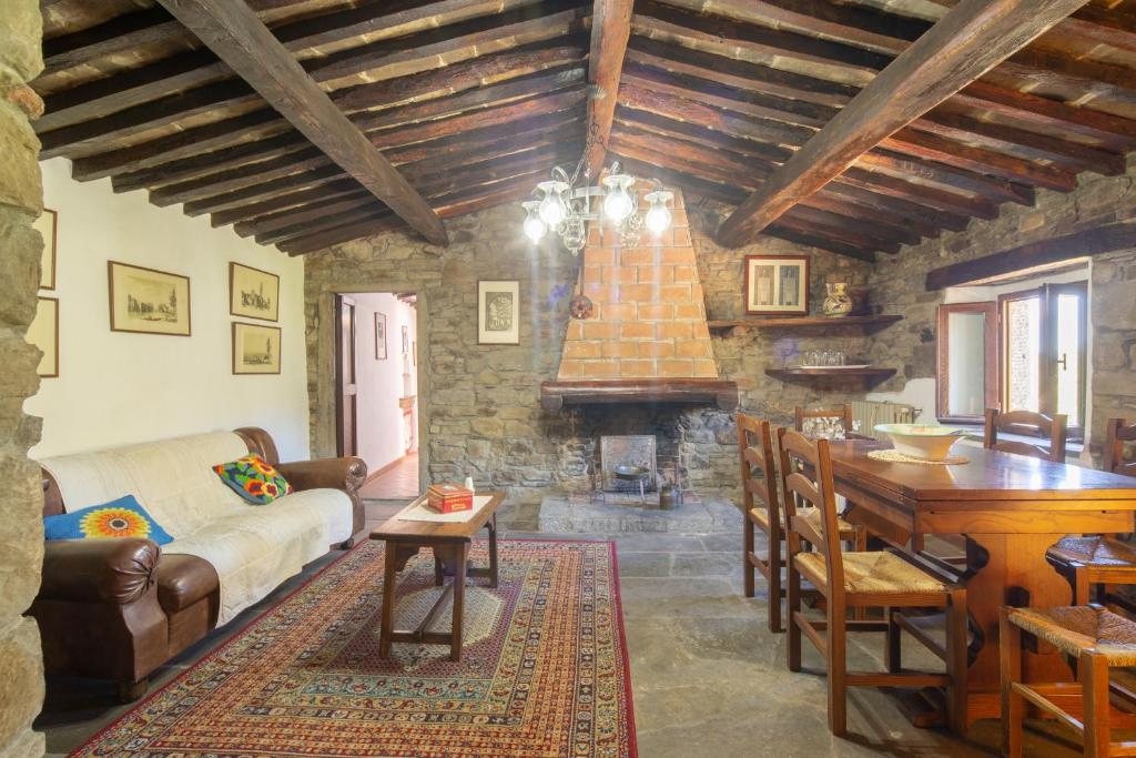un salon avec un canapé et une table dans l'établissement Casale Mazzini by VacaVilla, à San Godenzo