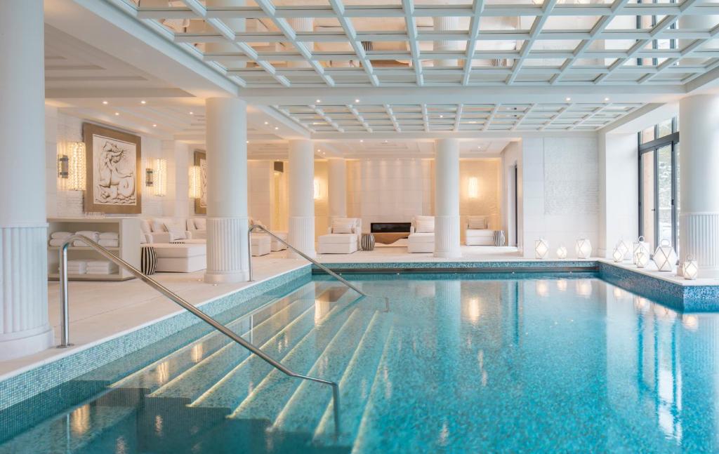 - une piscine dans un hôtel avec hall dans l'établissement Four Seasons Hotel Megeve, à Megève