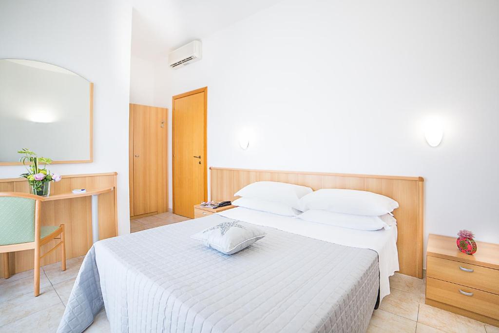 une chambre d'hôtel avec un lit et un bureau dans l'établissement Adria Beach Hotel, à Alba Adriatica