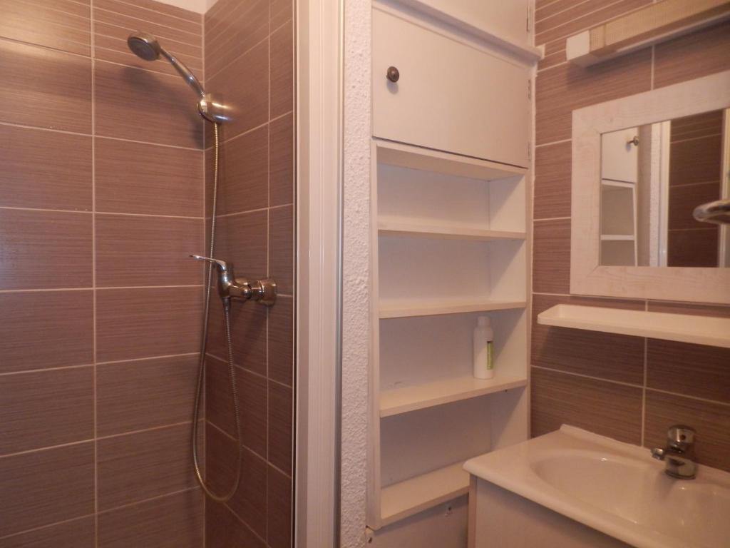 une salle de bain avec douche et lavabo dans l'établissement Pluton B63, à Les Deux Alpes 12 autres photos