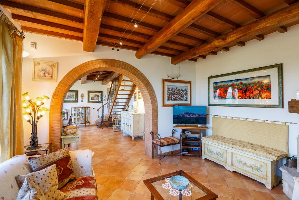 un salon avec un canapé et une cheminée dans l'établissement villa Ada Belriguardo, à Sarteano