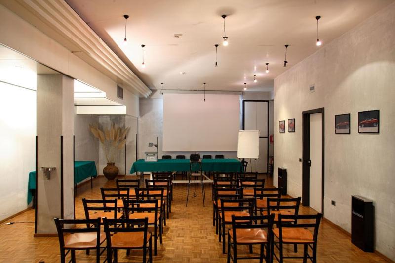 Cette chambre comprend un bouquet de chaises et de tables. dans l'établissement L'Angolo Di Beppe, à Torre Lapillo