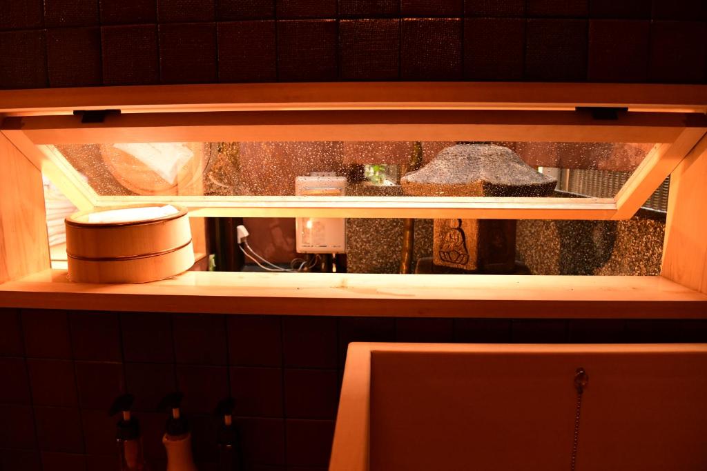 une armoire de cuisine avec une étagère et de la nourriture. dans l'établissement Yado Kiramachi, à Kyoto 74 autres photos