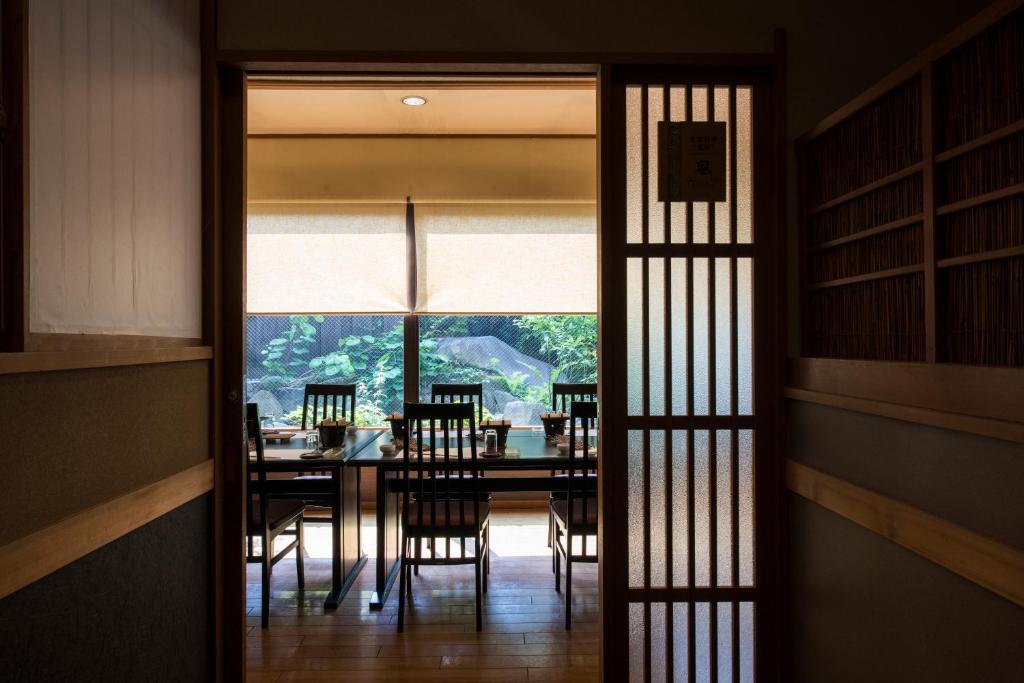 une salle à manger avec une table et des chaises et une fenêtre dans l'établissement Shosenkaku Kagetsu, à Yuzawa 37 autres photos