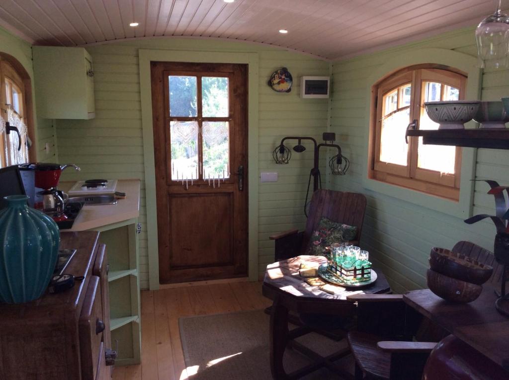 une cuisine avec une porte en bois et une table dans l'établissement Roulotte de luxe vue mer 180° ,et un ha de verdure, à Plougastel-Daoulas