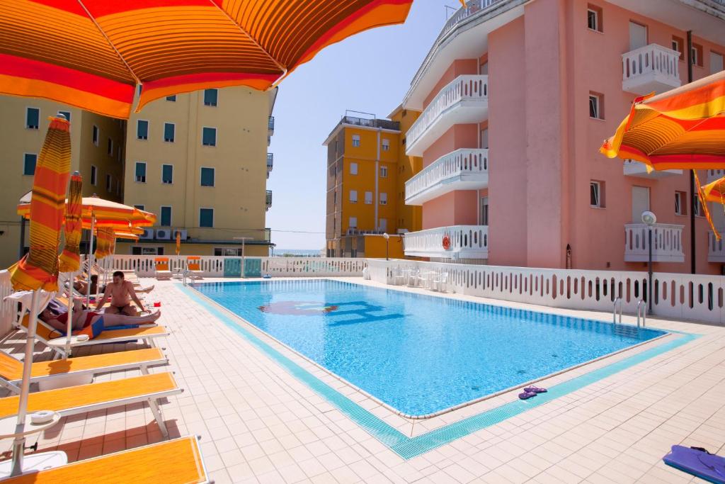 une piscine sur le côté d'un immeuble dans l'établissement Hotel Universal, à Caorle